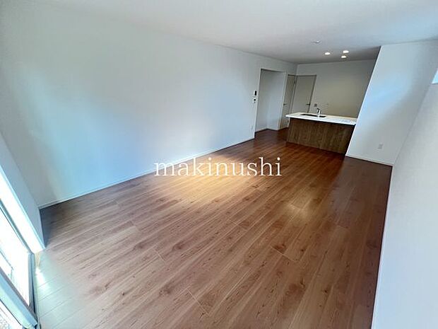 ・約17.7帖とゆとりのあるリビングは家具の配置も自由自在、お好みのくつろぎ空間が作れます。