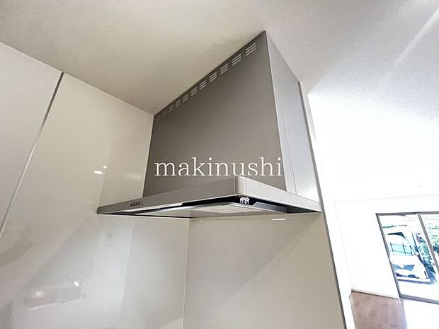 ・臭いや煙をしっかり集めるレンジフード付きです。