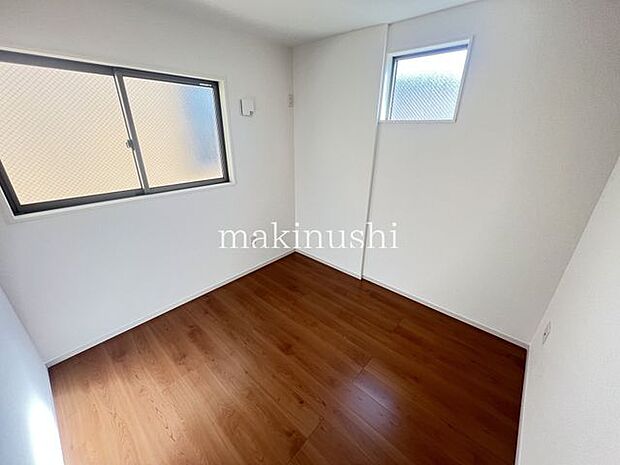 ・2面採光の明るいお部屋、お日様の光とさわやかな風をたっぷり取り込めます。気になるお部屋の換気もしっかりできますね。