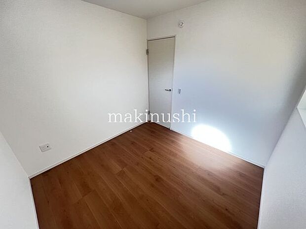 ・フローリングなので、ちょっとした汚れがあってもお掃除ラクラクです。