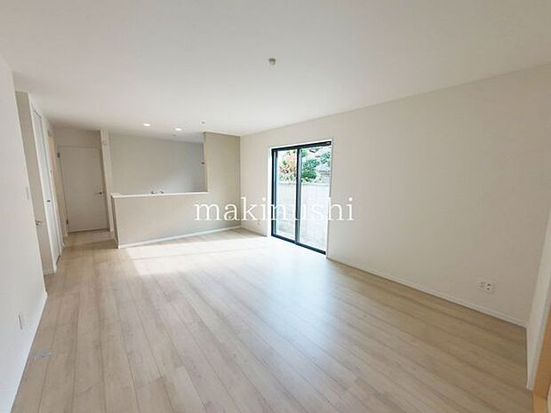 B号棟 ・陽光でリビングは陽だまりの暖かさ、爽やかな風も満喫できる心地よい空間です。