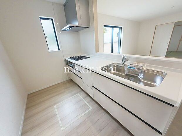 B号棟 ・対面式キッチンなのでリビングにいるご家族とコミュニケーションを取りながら洗い物や、お料理が楽しめそうですね。