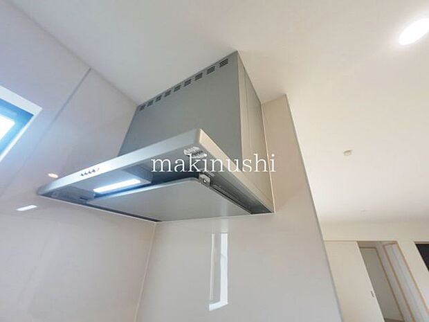 B号棟 ・静かなシロッコファン搭載キッチンです。煙をしっかり集めて強力な換気。お掃除も楽で嬉しいですね。
