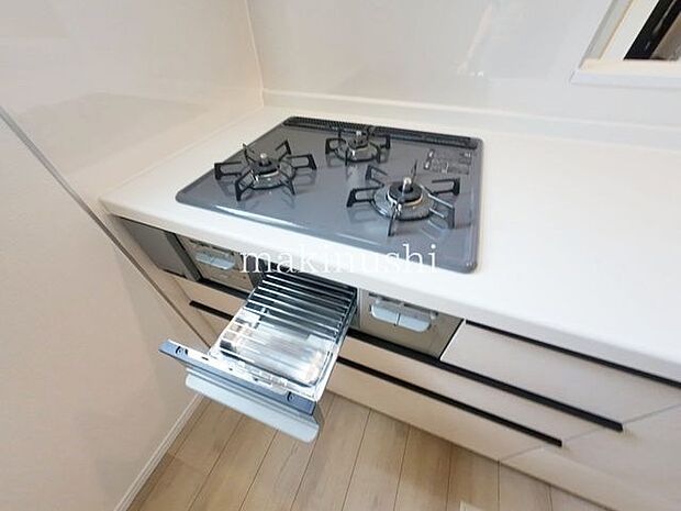 B号棟 ・煮込みや炒め物等、異なる調理を同時進行できる三口コンロ。手早くお料理して時間を節約したい方に必須の設備です。