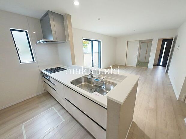 B号棟 ・対面式キッチンなのでリビングにいるご家族とコミュニケーションを取りながら洗い物や、お料理が楽しめそうですね。