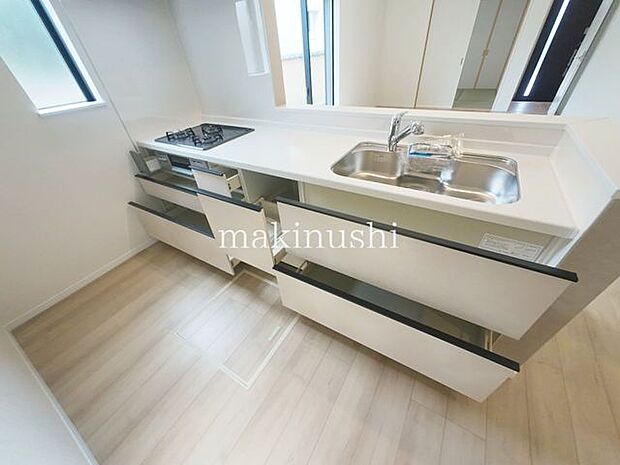 B号棟 ・収納が豊富なシステムキッチンは調理道具をサッと取り出せて便利です。引き出し式であれば奥までしっかり使えます。