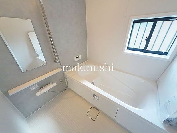 B号棟 ・光が差し込む明るいバスルーム、換気ができ、カビ対策にもなりますね。