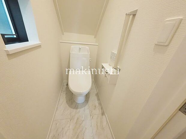 B号棟 ・快適な温水洗浄便座付きのトイレです。毎日使うトイレが綺麗だと嬉しいですね。