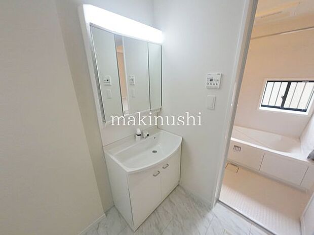 B号棟 ・シャワー付き洗面台なので髪の毛や汚れに気付いた時にサッとお掃除できます。