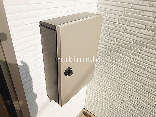 B号棟 スタイリッシュな郵便受けです
