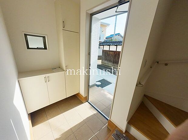 ・収納力のあるシューズボックスで玄関はスッキリ。鏡付きなので毎朝、身だしなみもチェックできますね。