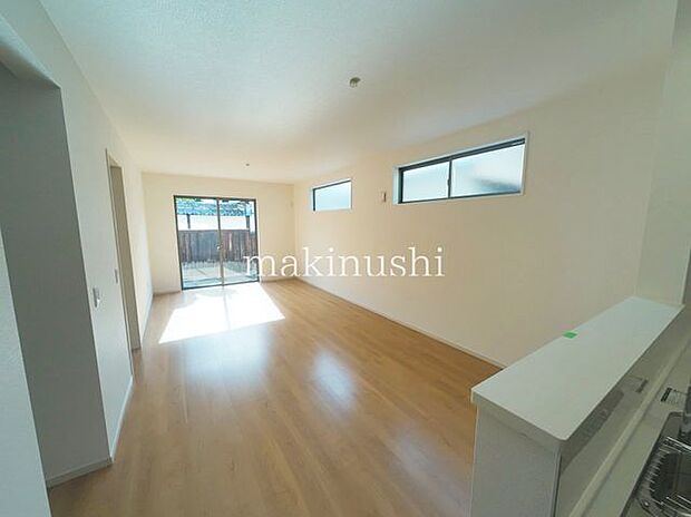 ・陽光でリビングは陽だまりの暖かさ、爽やかな風も満喫できる心地よい空間です。