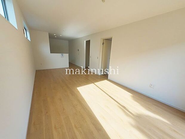 ・陽光でリビングは陽だまりの暖かさ、爽やかな風も満喫できる心地よい空間です。