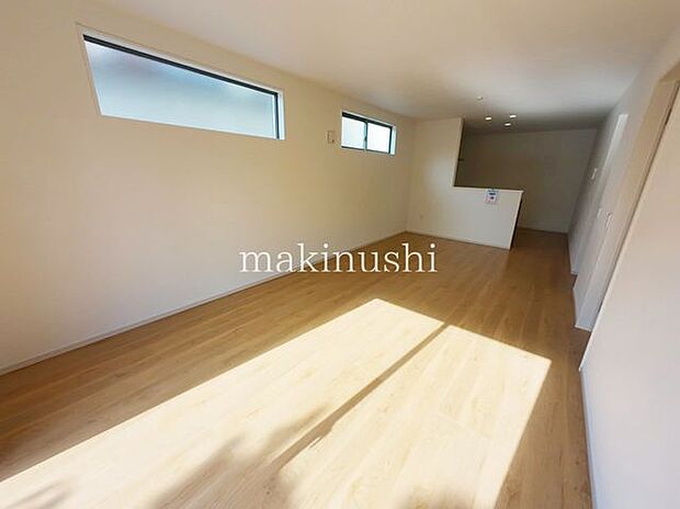 ・忙しい朝も家族が揃って食事をして頂けるダイニングスペース。美味しいお料理と家族の会話が楽しめます。