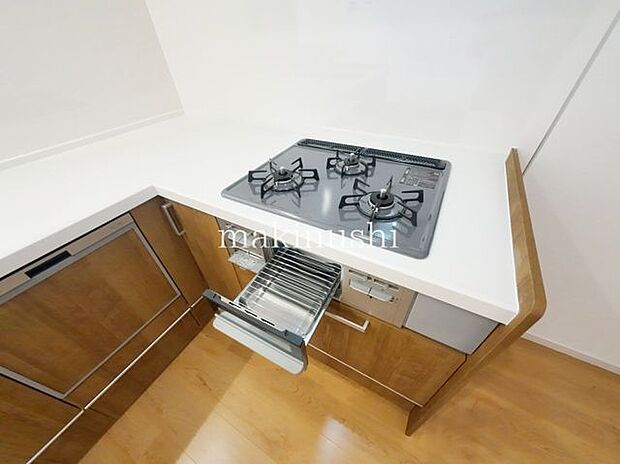 ・煮込みや炒め物等、異なる調理を同時進行できる三口コンロ。手早くお料理して時間を節約したい方に必須の設備です。