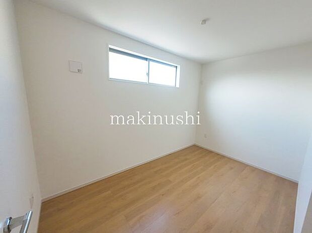 ・白いクロスがシンプルな洋室はアレンジしやすいので住まう人のセンスの見せ所です。お気に入りのインテリアで個性を演出できます。