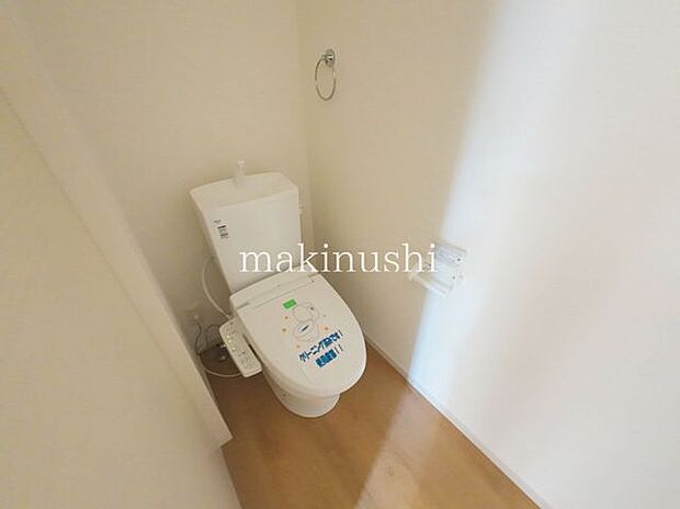 ・快適な温水洗浄便座付きのトイレです。毎日使うトイレが綺麗だと嬉しいですね。