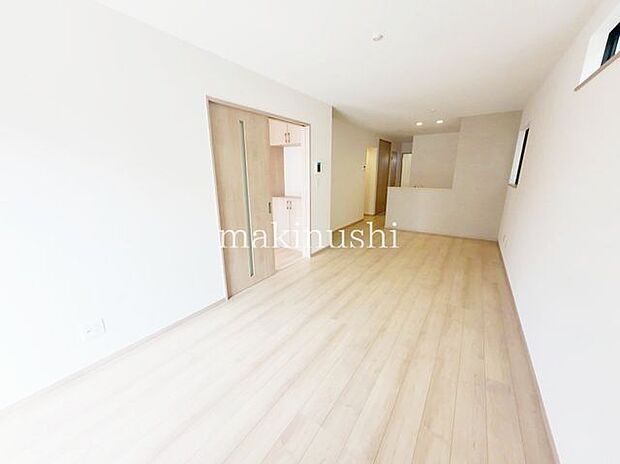 A号棟 リビング窓が大きく明るいリビングです。ソファーやテレビ台が設置しやすいリビングです。対面システムキッチンなのでお料理する方とお話がしやすいです。