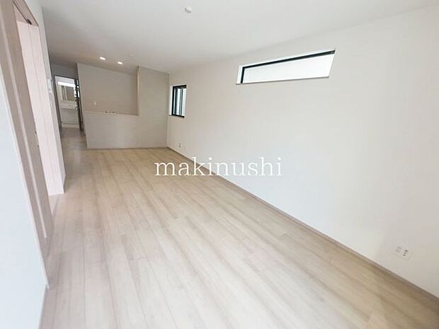 A号棟 リビング窓が大きく明るくてソファーやテレビ台が設置しやすいリビングです。対面システムキッチンなのでお料理する方とお話がしやすいです。