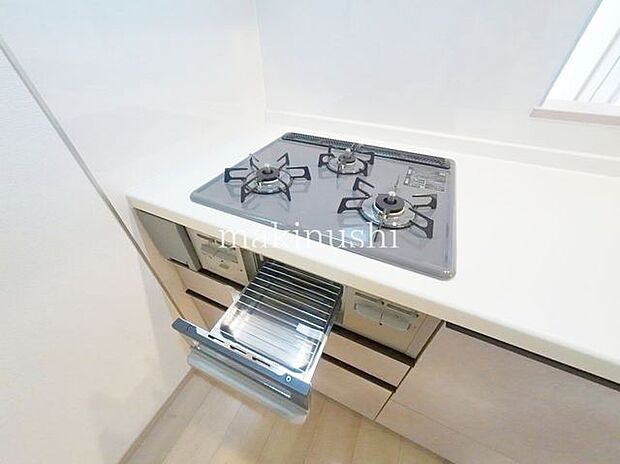 A号棟 ・煮込みや炒め物等、異なる調理を同時進行できる三口コンロ。手早くお料理して時間を節約したい方に必須の設備です。