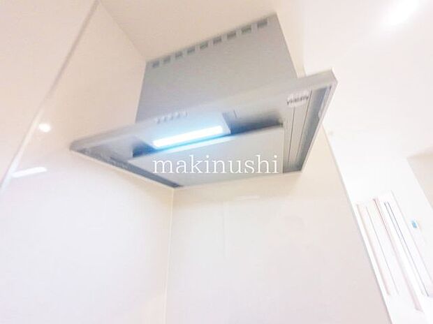 A号棟 ・静かなシロッコファン搭載キッチンです。煙をしっかり集めて強力な換気。お掃除も楽で嬉しいですね。