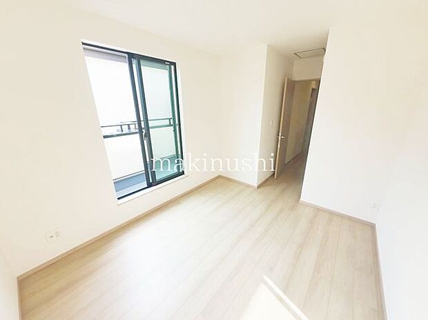 A号棟 ・全室フローリングなので、ちょっとした汚れはモップでサッとお掃除できます。