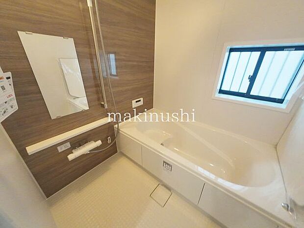 A号棟 バス窓付きの浴室は風通しも良く湿気もこもりにくいのが有難いですね、カビ防止にも繋がるのは家事軽減の大きなメリットです。