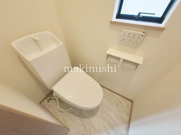 A号棟 1階トイレ ・トイレは1階と2階にあります、夜のおトイレも階段を上り下りしないですみますね。