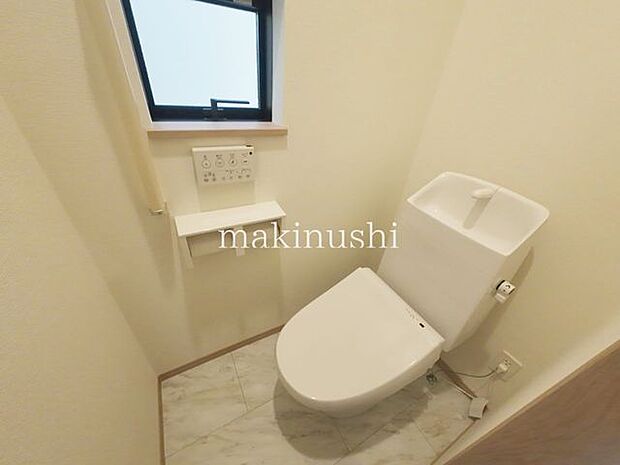 A号棟 2階トイレ ・快適な温水洗浄便座付きのトイレです。毎日使うトイレが綺麗だと嬉しいですね。