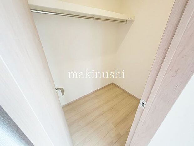 A号棟 ウォークインクローゼットには、衣類・小物だけではなく大きな物もマトメテ収納。季節物もそのまま保管で家事時短!衣類系の収納を点在させるより管理がしやくすなります。