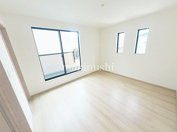 A号棟 ・2面採光を確保した明るい室内は、風通しも良く、大変居心地の良い空間となっております。