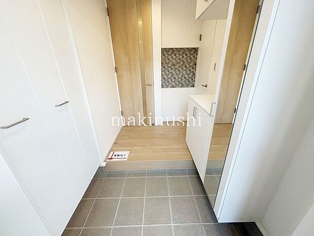 玄関収納力のあるシューズボックスで玄関はスッキリ。鏡付きなので毎朝、身だしなみもチェックできますね。