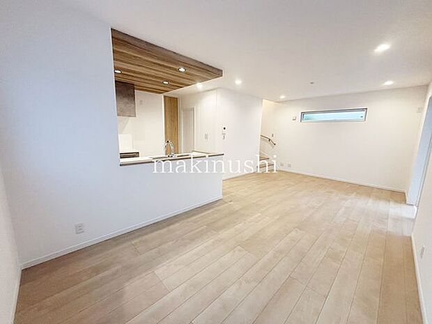 リビング陽光でリビングは陽だまりの暖かさ、爽やかな風も満喫できる心地よい空間です。