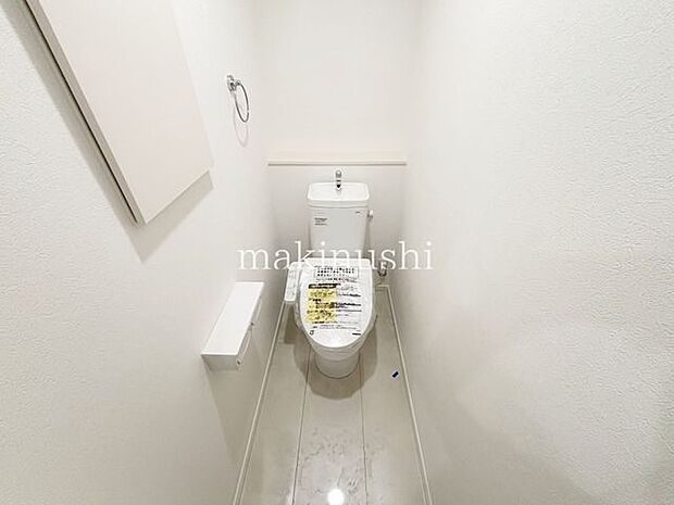 トイレ窓付きの明るいトイレ、快適な温水洗浄便座付きです。