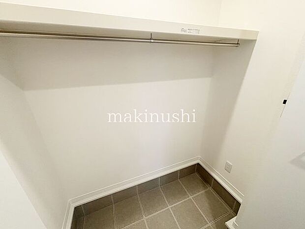 玄関横土間玄関に収納スペースはありがたいですね