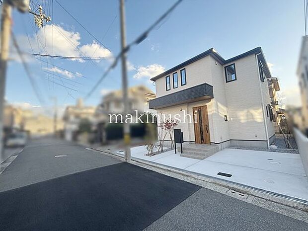 前面道路含む外観前面道路との高低差が無く、交通量も少ないので日々の車の出し入れも安心です。