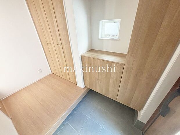 玄関　1号棟収納力のあるシューズボックスで玄関はスッキリ。