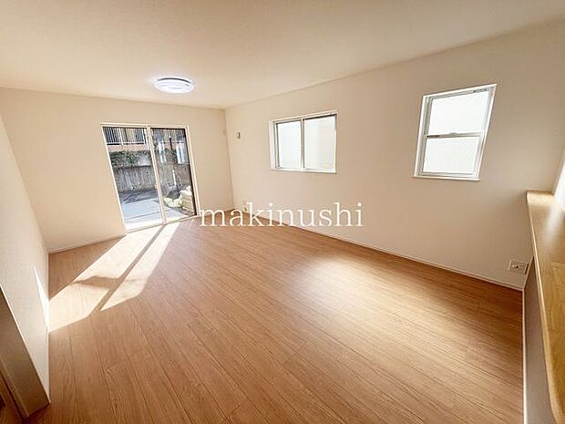 リビング　1号棟窓が大きく明るいリビングです。ソファーやテレビ台が設置しやすいリビングです。対面システムキッチンなのでお料理する方とお話がしやすいです。