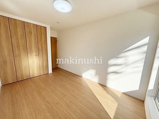 寝室　1号棟両面から光を取り込むことが出来る洋室です。ご夫婦の寝室にいいかがでしょうか？