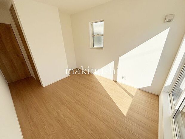 子供部屋　1号棟バルコニーに面した大きな窓から、心地よい陽光と爽やかな風が舞い込む明るいお部屋