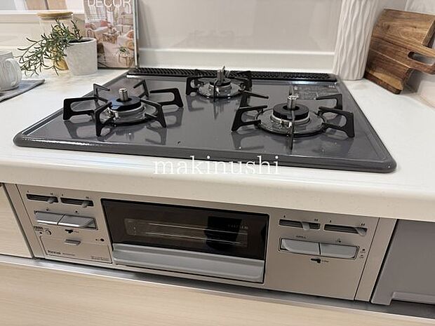 キッチン煮込みや炒め物等、異なる調理を同時進行できる三口コンロ。手早くお料理して時間を節約したい方に必須の設備です。