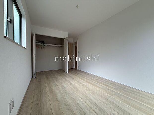 寝室約7.2帖2面採光の明るいお部屋、お日様の光とさわやかな風をたっぷり取り込めます。