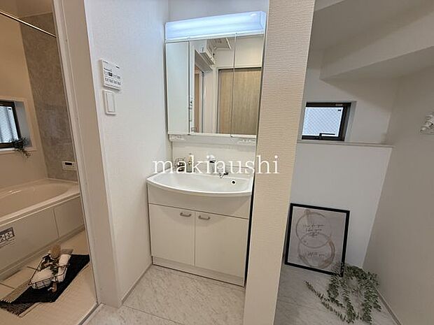 洗面清潔感溢れるスタイリッシュなデザインの洗面化粧台。