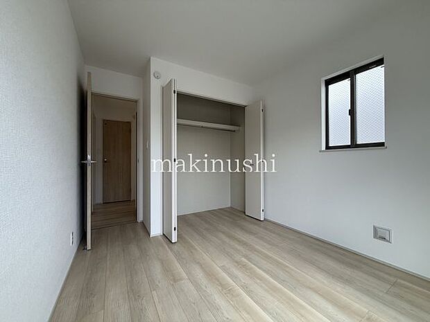 洋室約5.2帖クローゼット付きの洋室、お気に入りの洋服を畳まず収納できます、収納ボックスなどを配置して使えば、多様な使い方が出来、収納の幅が広がります。