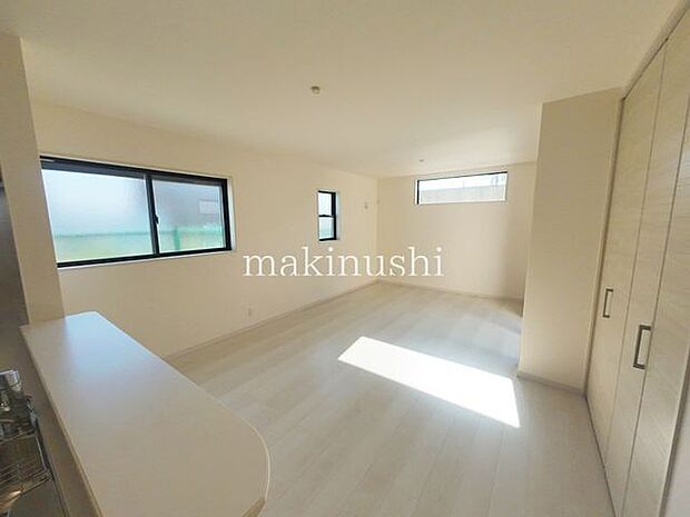 リビング窓が大きく明るいリビングです。ソファーやテレビ台が設置しやすいリビングです。対面システムキッチンなのでお料理する方とお話がしやすいです。