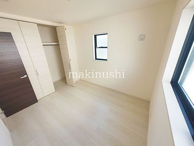 明るい洋室です。寝室にもお子様のお部屋にもご利用頂けます。