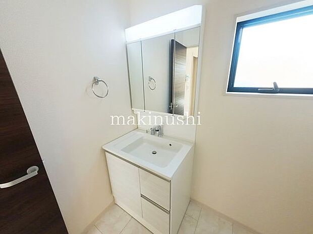 ・シャワー付き洗面台なので髪の毛や汚れに気付いた時にサッとお掃除できます。