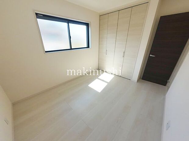 ・白いクロスがシンプルな洋室はアレンジしやすいので住まう人のセンスの見せ所です。お気に入りのインテリアで個性を演出できます。