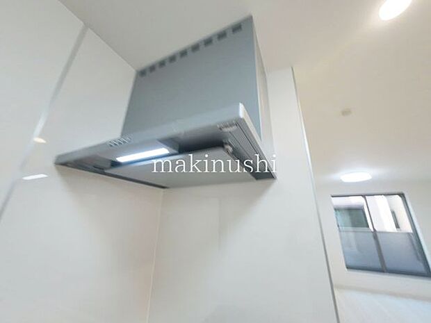 ・静かなシロッコファン搭載キッチンです。煙をしっかり集めて強力な換気。お掃除も楽で嬉しいですね。