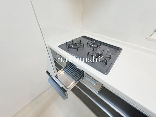 ・煮込みや炒め物等、異なる調理を同時進行できる三口コンロ。手早くお料理して時間を節約したい方に必須の設備です。